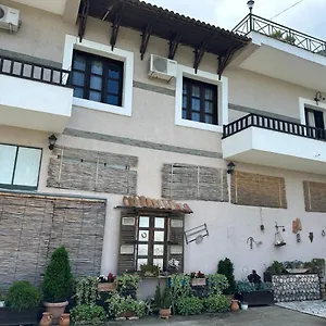 Local Living Edi , Berat Albanie